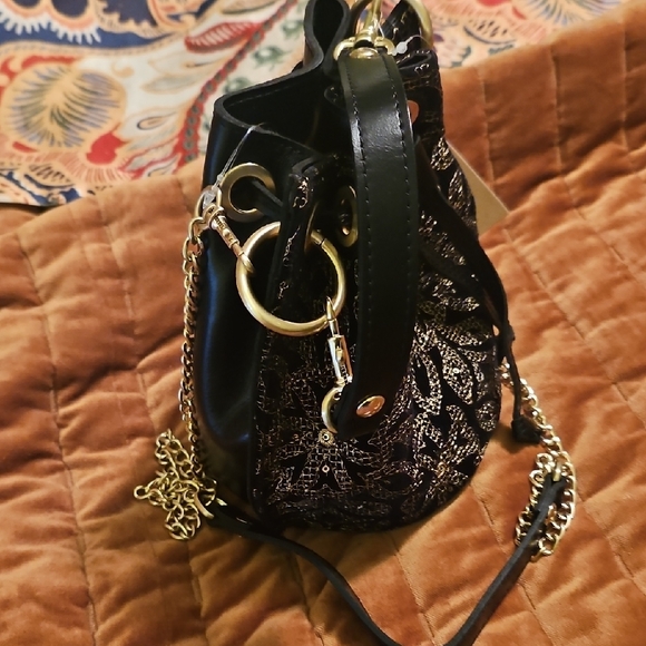 Elegant Black and Gold Women's Bag - Picture 10 of 16